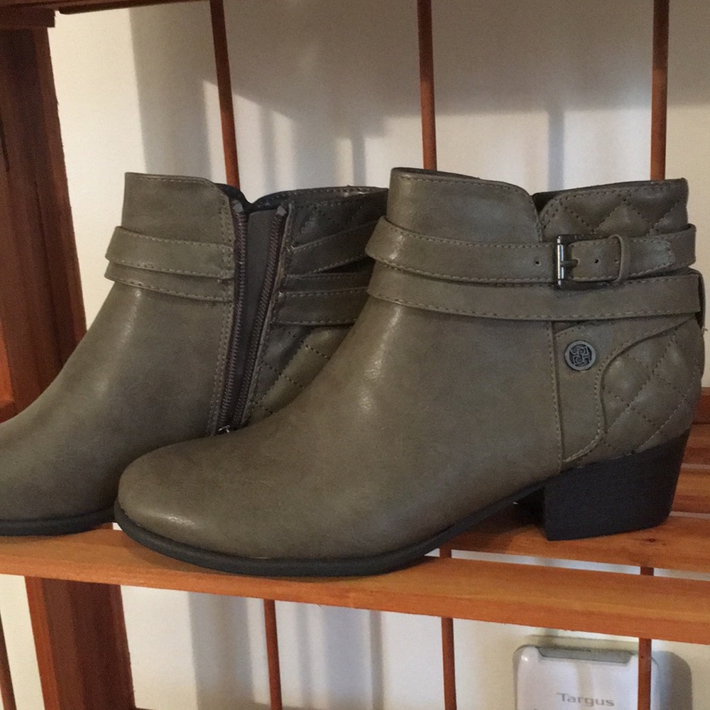 Liz Claiborne gray bootie, 7.5, new